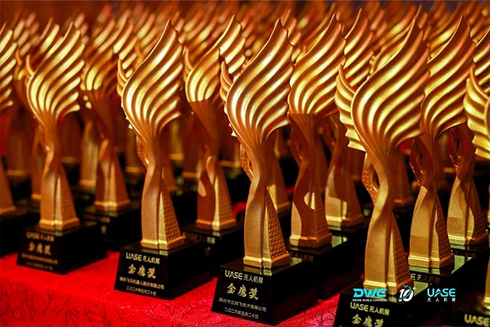 荣耀加冕!立刻飞荣膺2026世界无人机大会“金鹰奖”与“低空经济10强”双重大奖